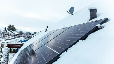 Solarpanel auf einem Dach mit Schnee - Foto: istockphoto.com / Imagesines