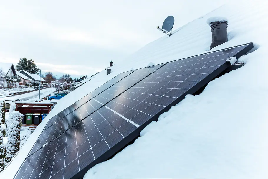 pv-anlage-im-winter-hausdach Solarpanel auf einem Dach mit Schnee