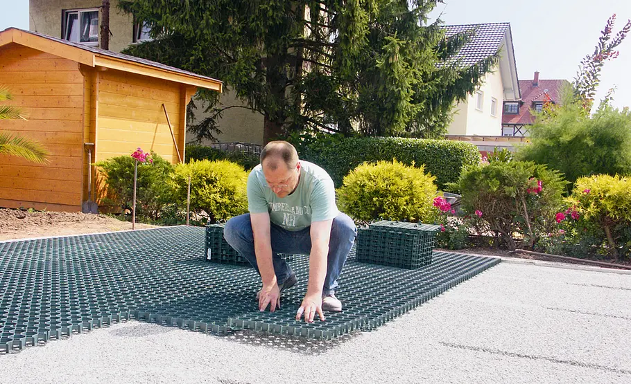 Grüner Rasen statt grauem Betonpflaster Rasengittersteine