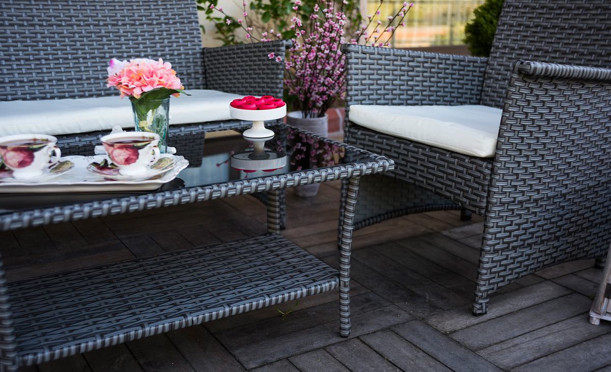 Rattan Gartenmöbel stehen auf einer Terrasse