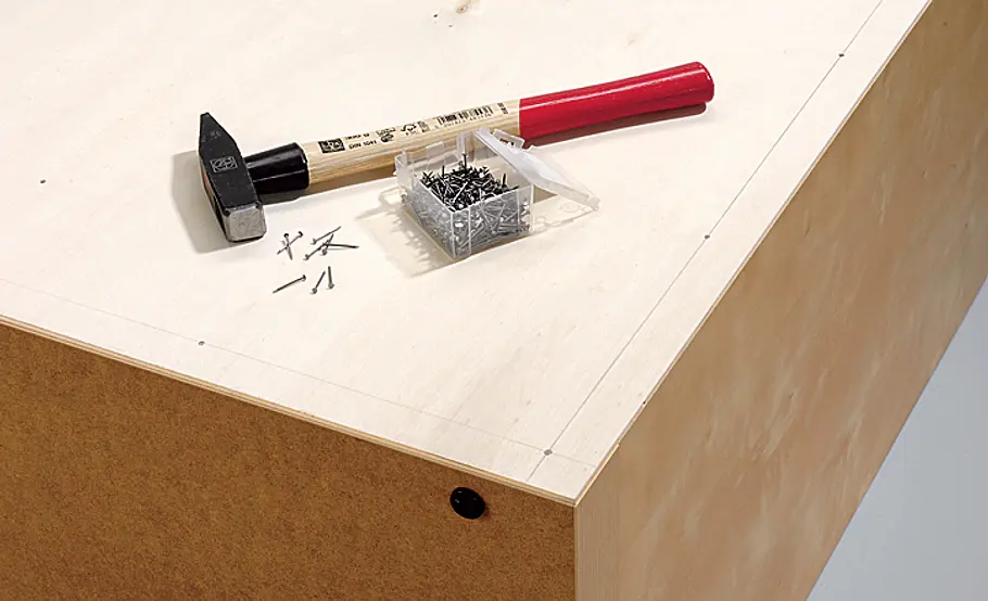 Raumteiler bauen: Schritt 6 von 8 Schrank-Rückwand festnageln