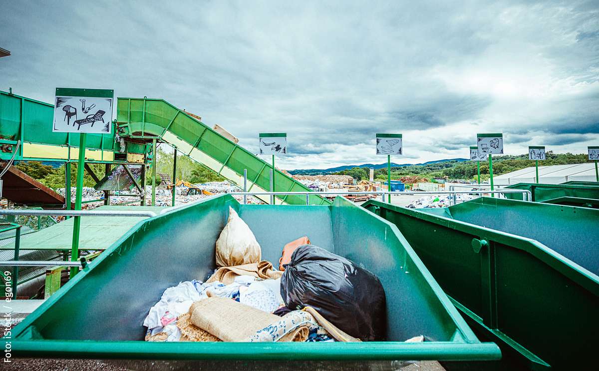 Ein Recyclinghof besteht aus großen Containern.