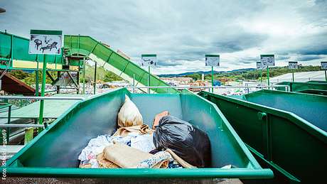 Ein Recyclinghof besteht aus großen Containern. - Foto: iStock / egon69