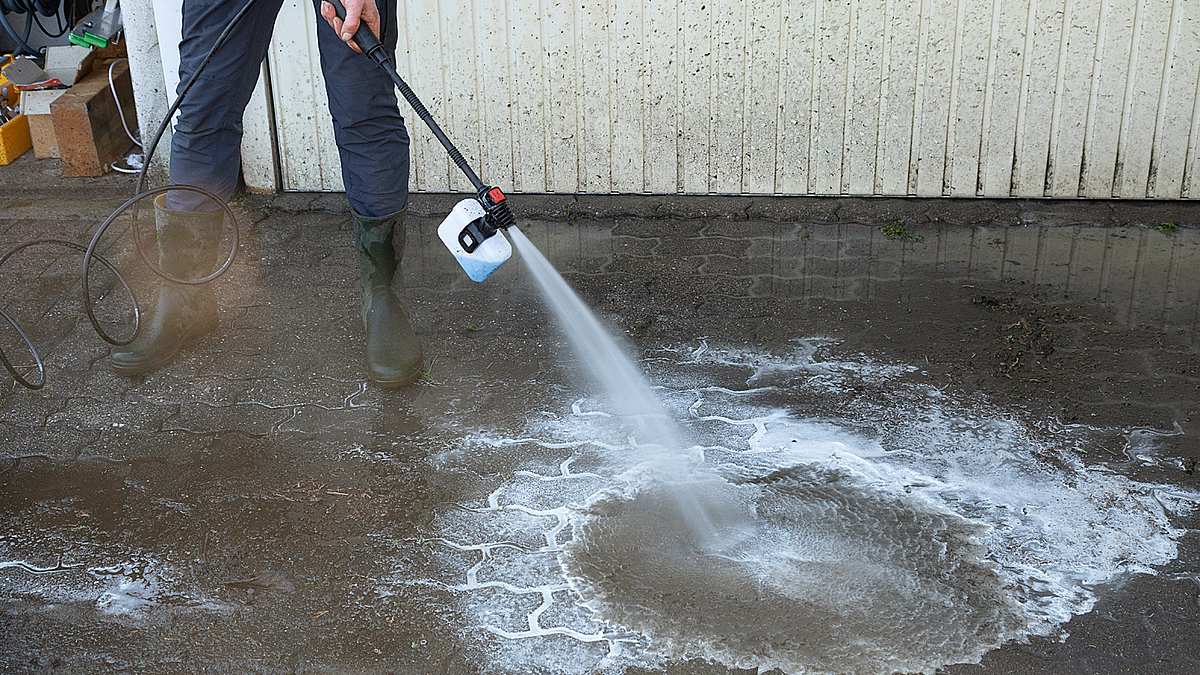 Reiniger wird mit zu hohem Druck ausgebracht