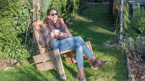 Outdoor-Loungesessel aus Holzdielen selber bauen