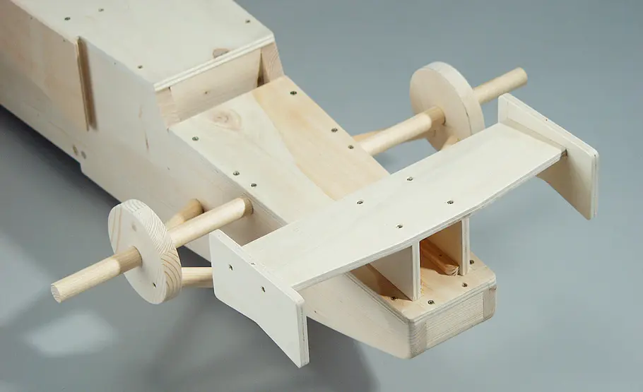 Rennwagen selber bauen Rennwagen: Frontspoiler verschrauben