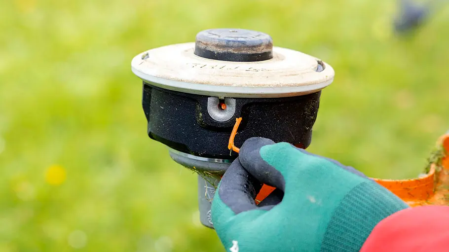 Riss des Mähfadens bei Stihl Riss des Mähfadens bei Stihl