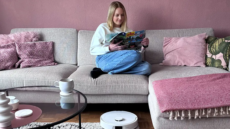 Roborock Header Autorin Verena Wolff sitzt auf dem Sofa während der