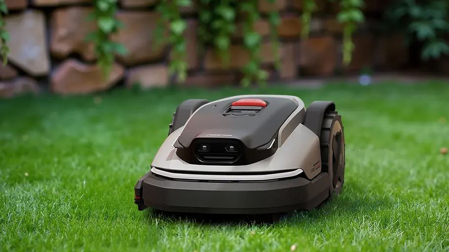 RockMow S1 im Garten