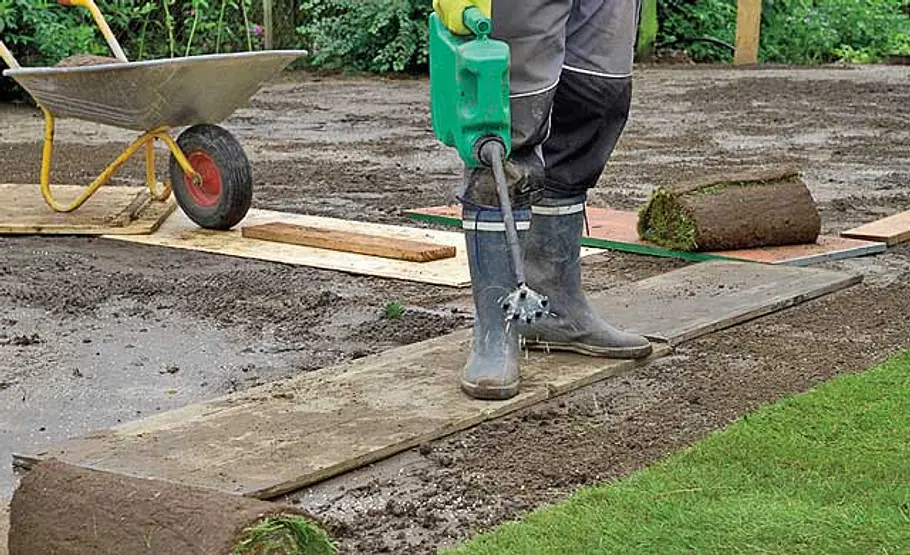 Schritt 3 von 9 Rollrasen: Fertigrasen verlegen