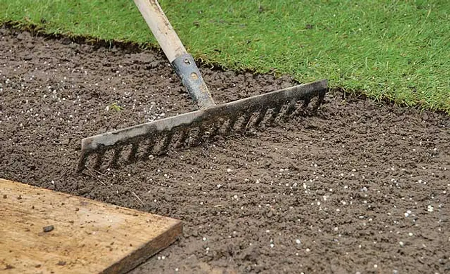 Schritt 4 von 9 Fertigrasen verlegen