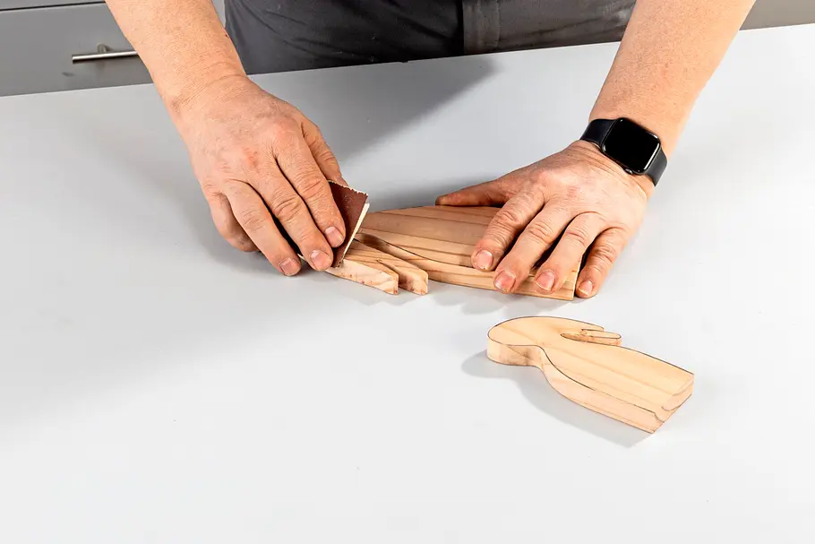 Sägeschnitte mit Schleifpapier glätten Sägeschnitte mit Schleifpapier glätten