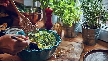 Diese Salate passen zu Würstchen und Co. - Foto: iStock / GMVozd