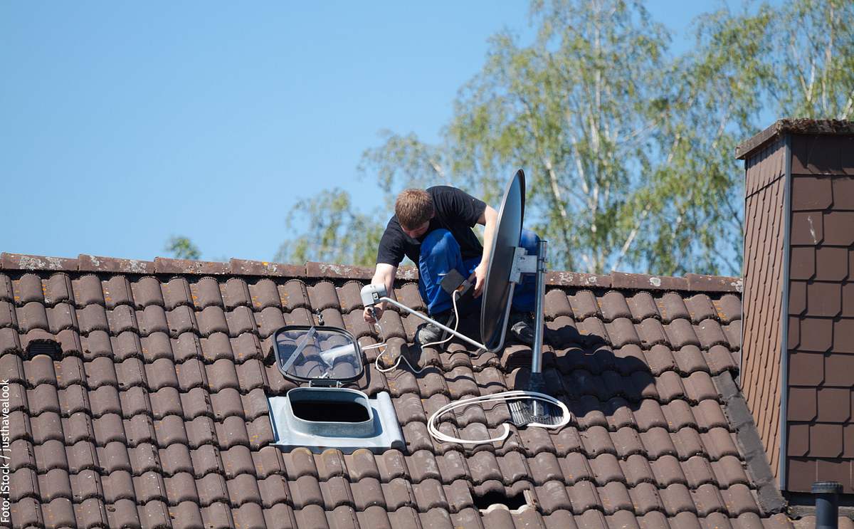 Die Satellitenschüssel wird häufig auf dem Dach angebracht.