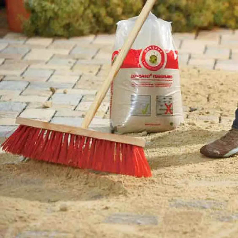 Pflaster verfugen gegen Unkraut: Schritt 3 von 5 Fugensand einfegen