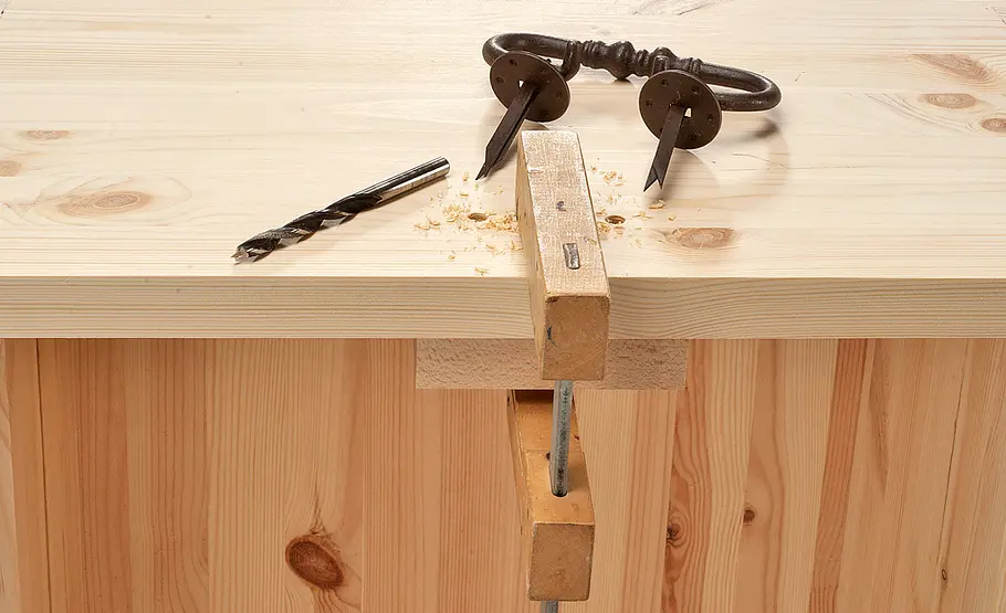 Truhe bauen: Schritt 37 von 44 Truhengriff montieren