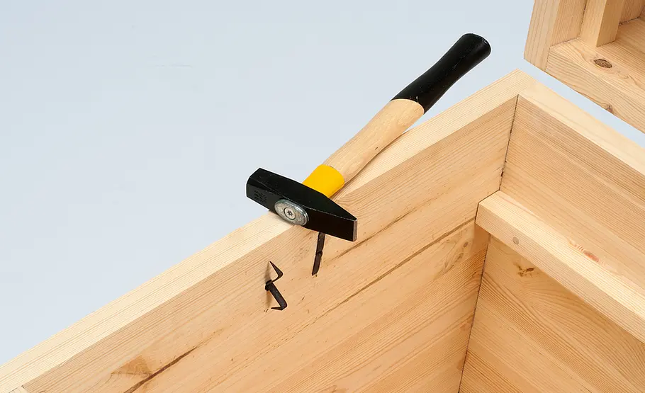Truhe bauen: Schritt 38 von 44 Möbelbeschläge montieren