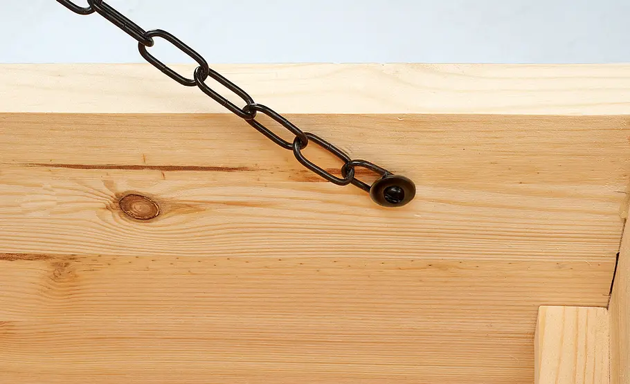 Truhe bauen: Schritt 43 von 44 Fangkette montieren