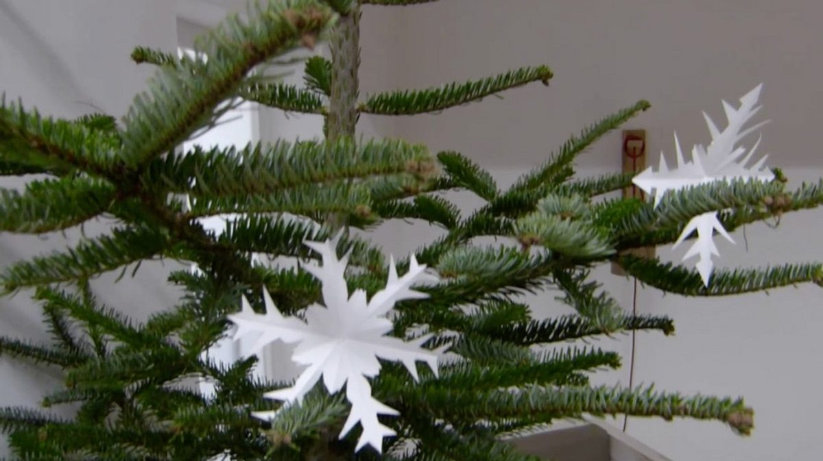 Scherenschnitt Schneeflocken hängen im Weihnachtsbaum