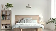 Feng Shui im Schlafzimmer: Ein Bett steht mit dem Kopfende zur schützenden Wand - Foto: AdobeStock / Pixel-Shot