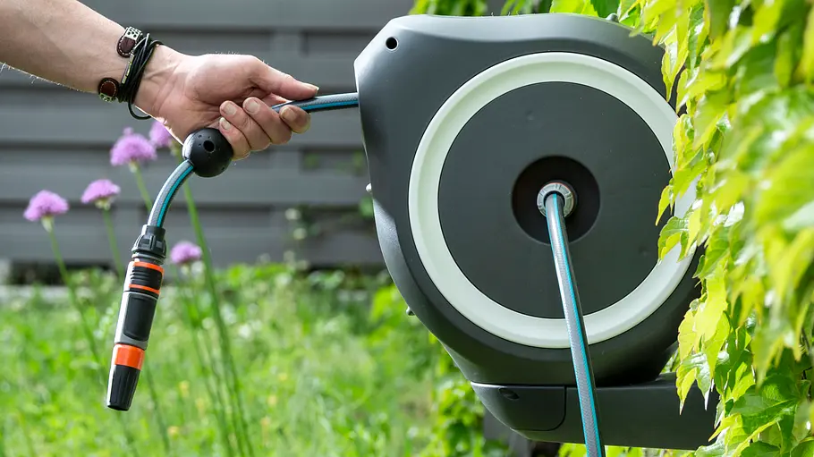 Schlauchboxen-Test Die getesteten Boxen ziehen den Gartenschlauch nach der Arbeit wieder ein