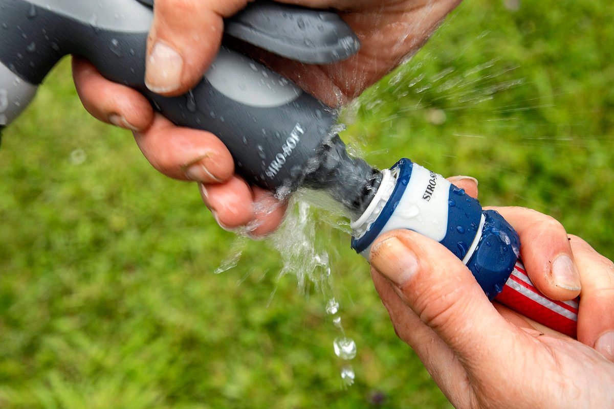 Beim Kupplungsvorgang tritt Wasser aus der Stopp-Kupplung