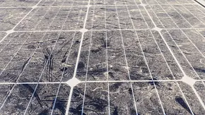 Ein staubiges und dreckiges Solarpanel - Foto: istockphoto.com / Kiryl Pro Motion