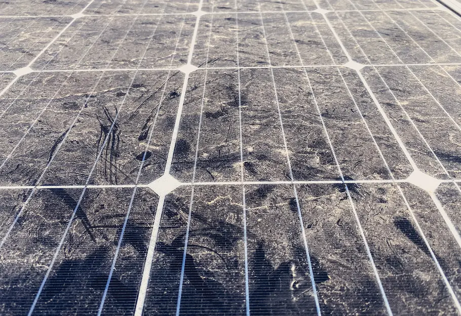Verschmutzes Solarpanel Ein staubiges und dreckiges Solarpanel