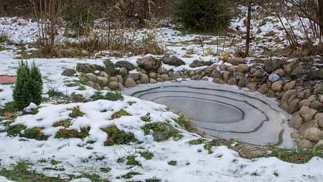 Darf der Teich mit Schnee aufgefüllt werden? - Foto: iStock / Andrei Goi