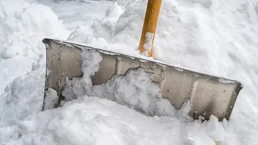 Schneeschieber Metall - Foto: iStock/Ralf Geithe Schneeschieber Metall - Foto: iStock/Ralf Geithe