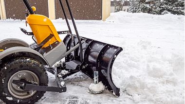 Schneeschieber mit Rädern - Foto: iStock/ Animaflora