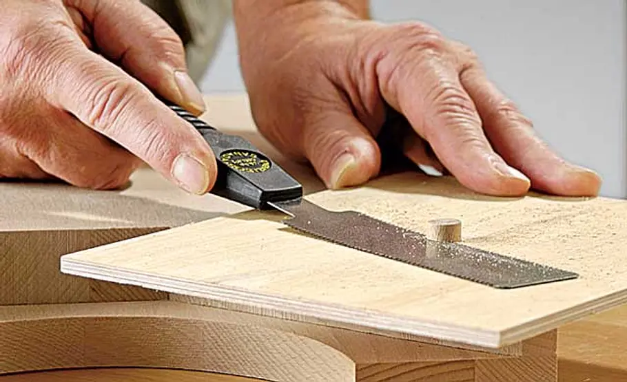 Schneidebrett bauen: Schritt 7 von 11 Holzdübel absägen