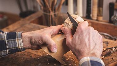 Ob Schale oder Figur: Schnitzwerkzeug ist vielseitig einsetzbar. Die besten Messer und Beitel im Check - Foto: istock/ photoschmidt