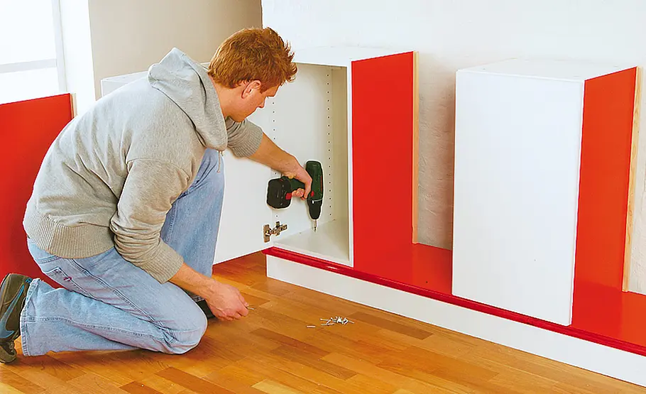 Schrank mit Vitrine selber bauen Schrank mit Vitrine: Schränke fixieren
