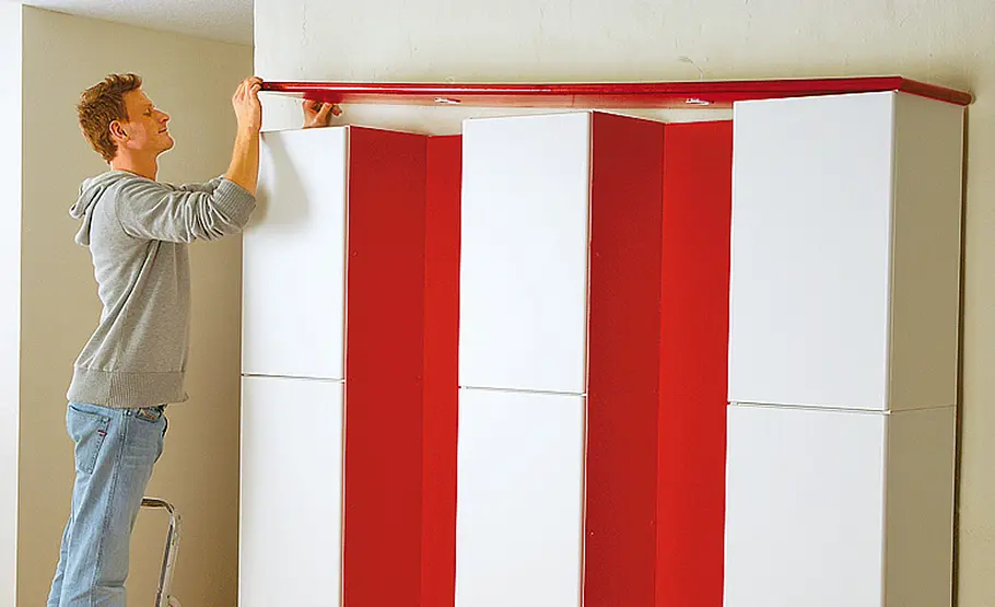 Schrank mit Vitrine selber bauen Schrank mit Vitrine: Kopfplatte aufsetzen