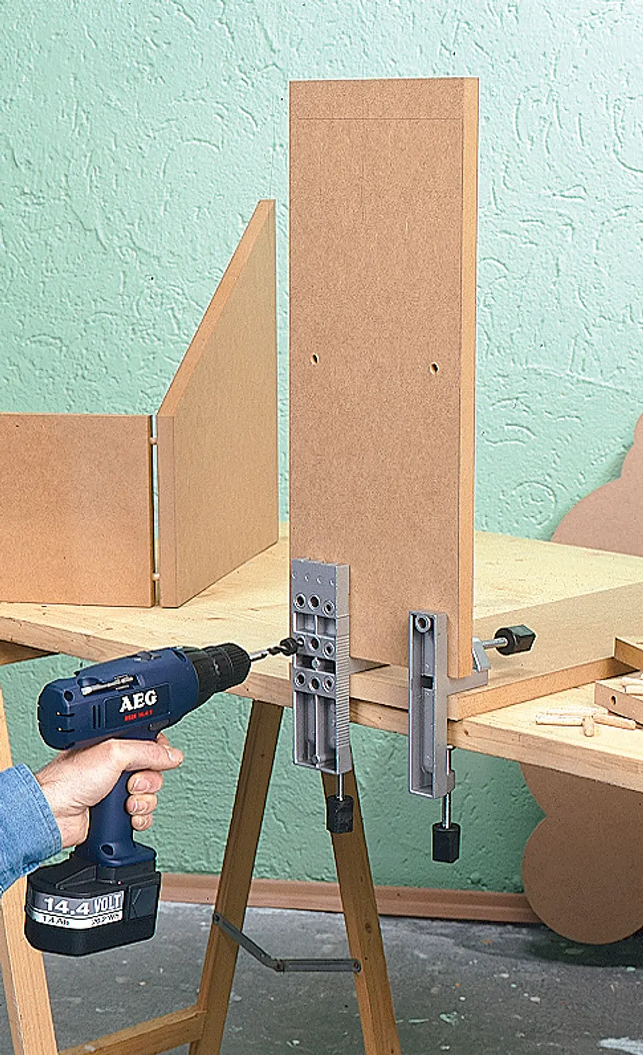 Schreibtisch bauen: Schritt 4 von 9 Dübellöcher bohren