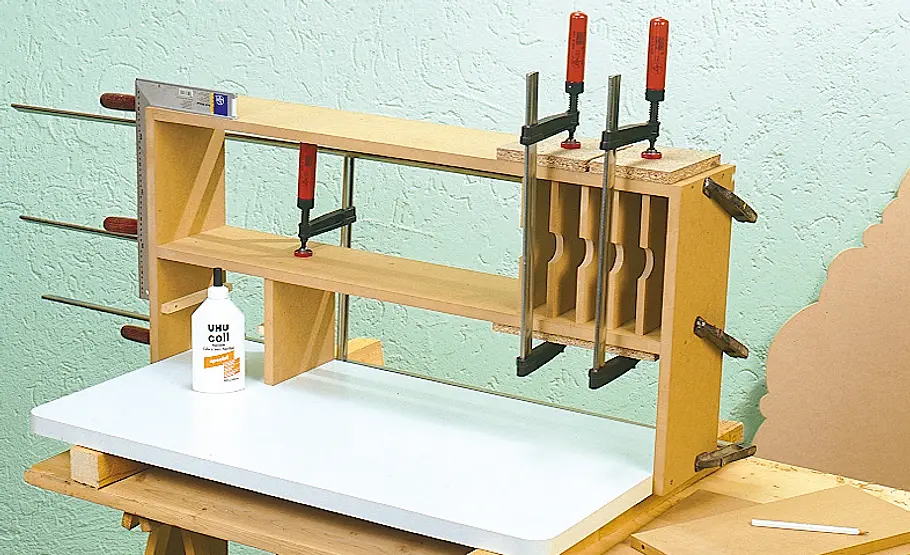 Schreibtisch bauen: Schritt 5 von 9 Regal verleimen