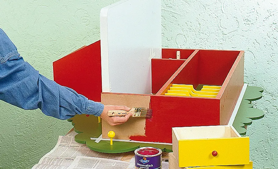 Schreibtisch bauen: Schritt 6 von 9 Schreibtisch lackieren