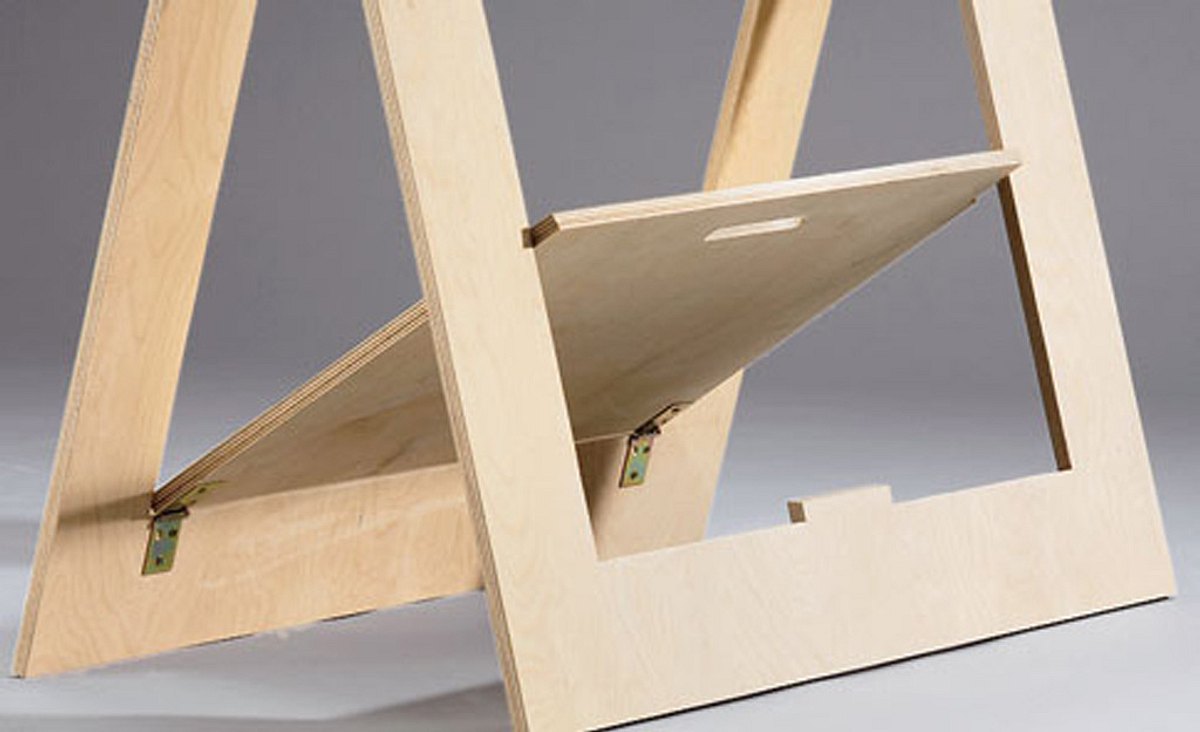 Schreibtisch: Tischböcke aufstellen