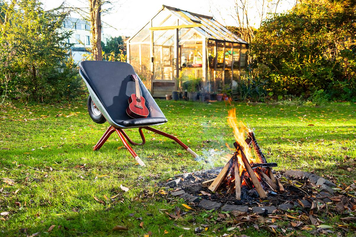 Schubkarren-Sessel steht vor dem Lagerfeuer