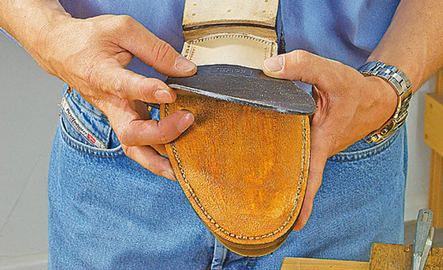 Schuhsohle erneuern: Schritt 6 von 13 Schuhsohle kleben