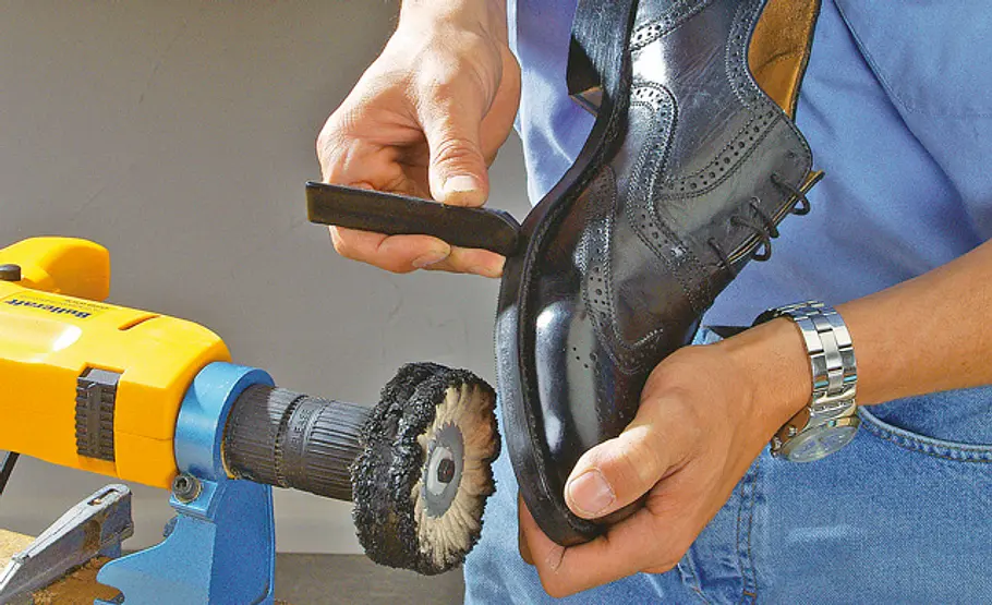 Schuhsohle erneuern: Schritt 13 von 13 Schuh wachsen