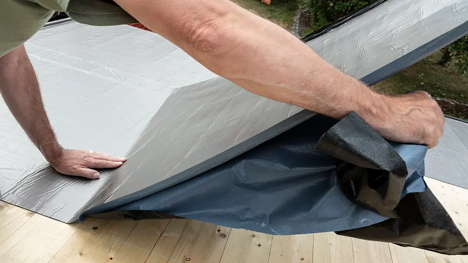 Schutzfolie abziehen und Dachfläche weiter bekleben Schutzfolie abziehen und Dachfläche weiter bekleben