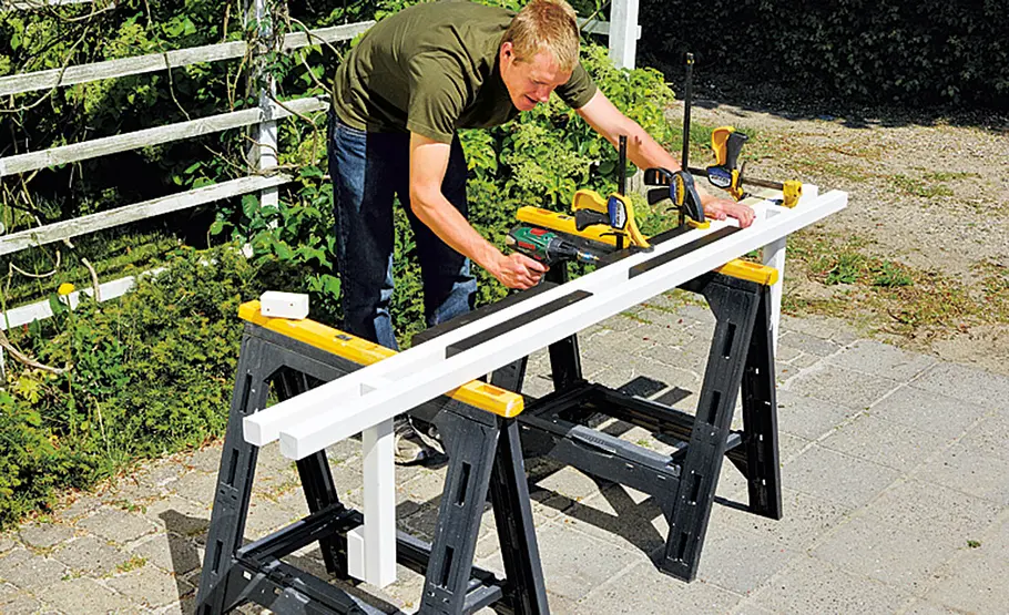 Gartenbank im schwarz-weiß Stil Sitzbank