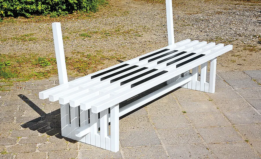 Gartenbank im schwarz-weiß Stil Sitzbank