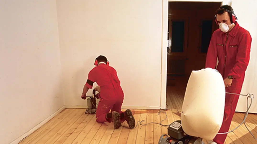 Holzdielen abschleifen - Foto: sidm / Archiv Holzdielen abschleifen - Foto: sidm / Archiv