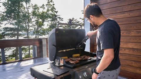 Laut Stiftung Warentest: Die besten Gasgrills - Foto: Getty Images/ Mariya Borisova