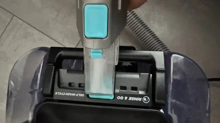 Shark StainStriker Selbstreinigungszyklus für Aufsätze und Hygiene Düse des Reinigungssystems wird auf der Station für den Selbstreinigungszyklus aufgesetzt.
