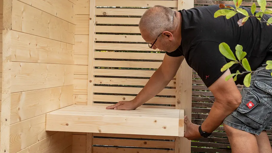Sitzelement auf Holzleiste setzen Sitzelement auf Holzleiste setzen