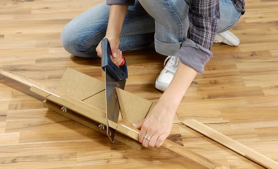 Laminat: Sockelleiste und Übergangsprofil